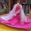 Nika Grabar (7 godina, Šenkovec) je napravila Modni hibrid 1. Materijali koje je koristila su kartonski tanjur, pamučni rozi materijal, pamučno-čipkani bijeli materijal, tuljac, vunu, lijepilo. Njezina modna kreacija je haljina za lutke.